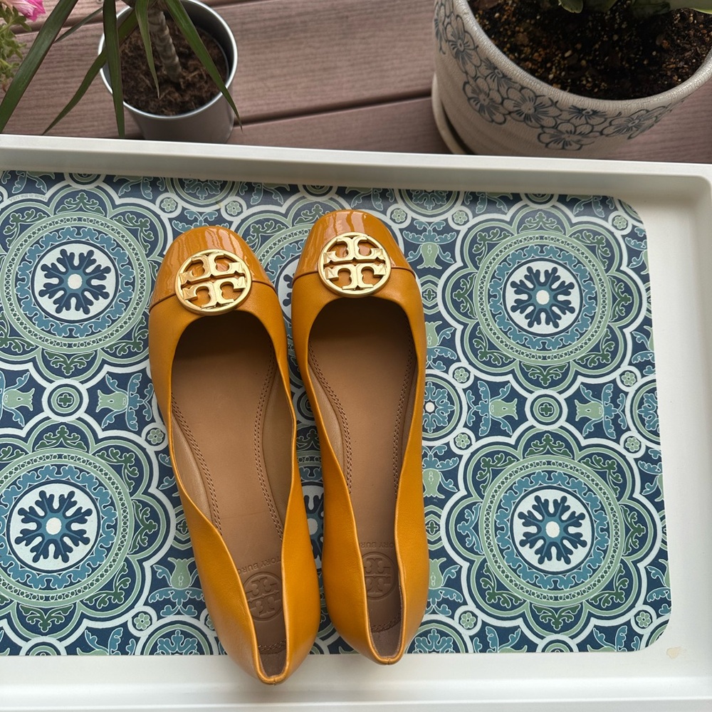 Tory Burch Chelsea  Ballet flats in light turmeric with Gold logo